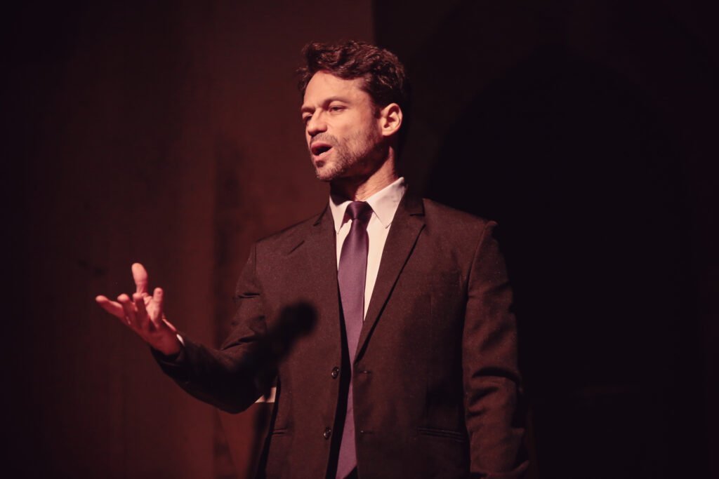 Daniel Satti no palco do Teatro Fernando Torres - Laboratório Pop
